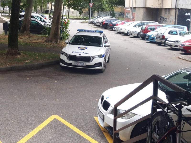 Policija nepropisno parkirala u raskrižju